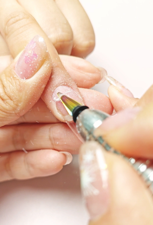 段差を滑らかに研磨できます。 ステップ研磨からネイル構築後の表面整え、 ジェルリムーブ、 両側の硬い角質除去、 Cカーブや溢れ接着剤の処理、 ネイルチップの直接カットまで――これ一台で幅広く使えます！