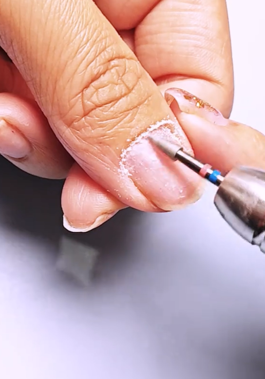 そしてアーチ型の細い先端は、広範囲の甘皮を素早く押し上げられるのに加え、 両サイドのネイル溝の処理もバッチリ。