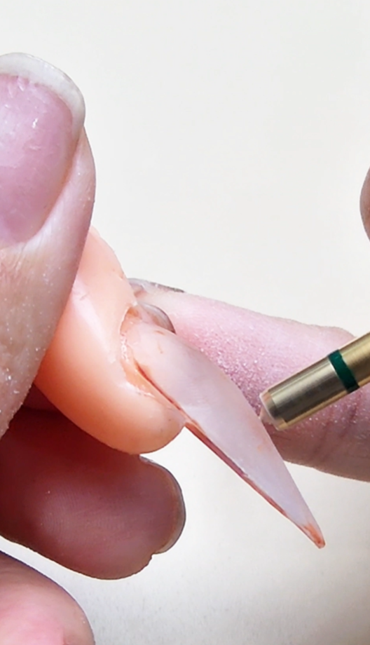 フルビジューネイルにしても、指先のアクセントにしても、もっと繊細でキレイな仕上がりに。