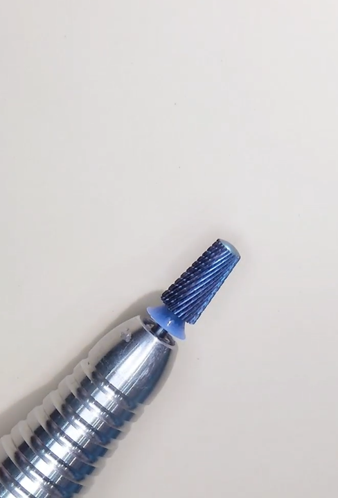 先細りの形状で、色素沈着したジェルを広範囲に除去出来る初心者でも全然安心！